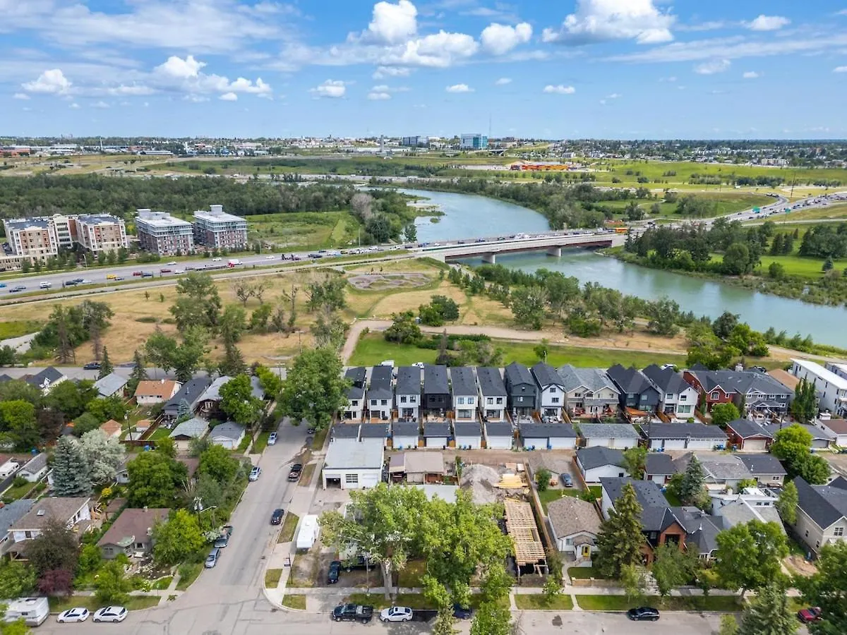Apartment Modern 3 Bedroom Suite Near Downtown & Stampede Grounds Calgary