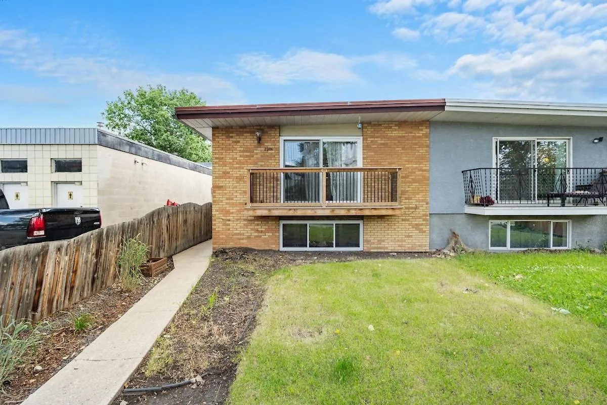 Modern 3 Bedroom Suite Near Downtown & Stampede Grounds Calgary Apartment