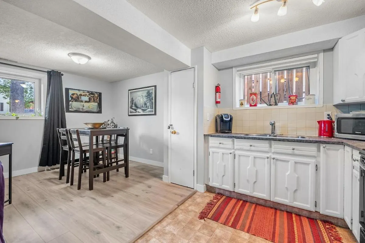 Modern 3 Bedroom Suite Near Downtown & Stampede Grounds Calgary