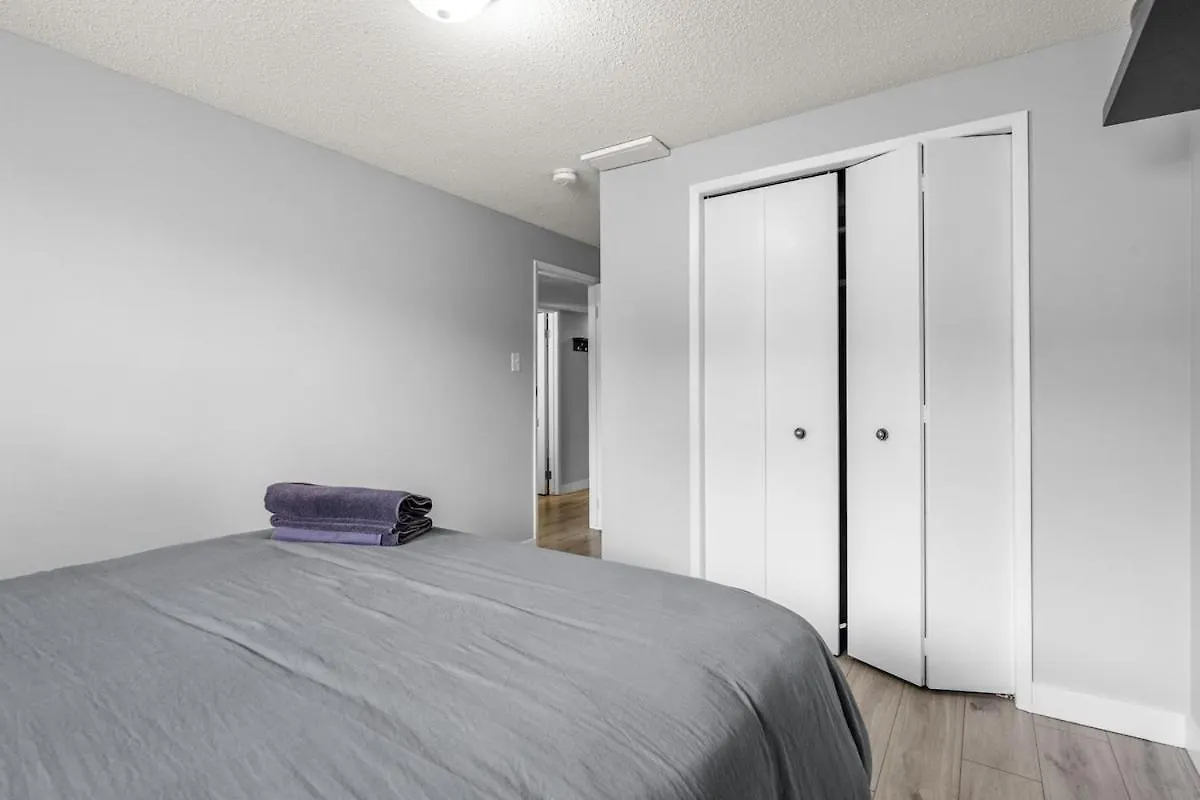 Apartment Modern 3 Bedroom Suite Near Downtown & Stampede Grounds Calgary