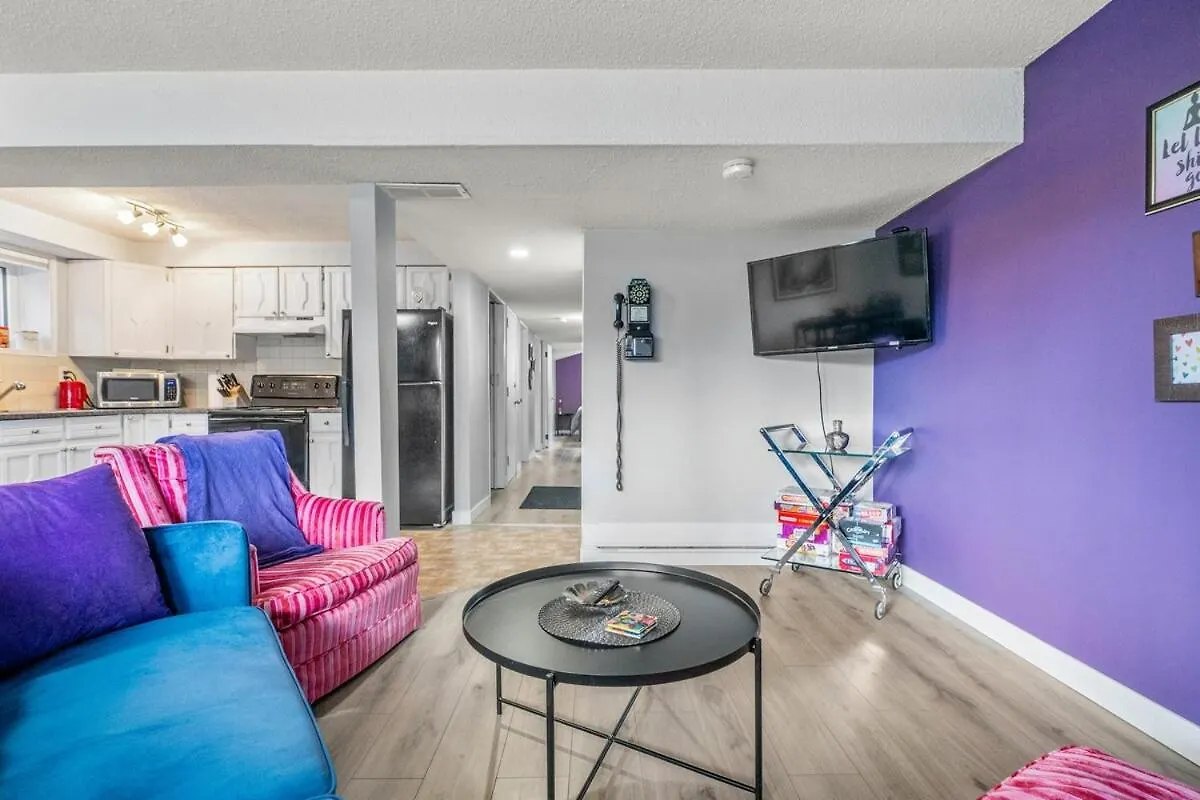 Modern 3 Bedroom Suite Near Downtown & Stampede Grounds Calgary Apartment