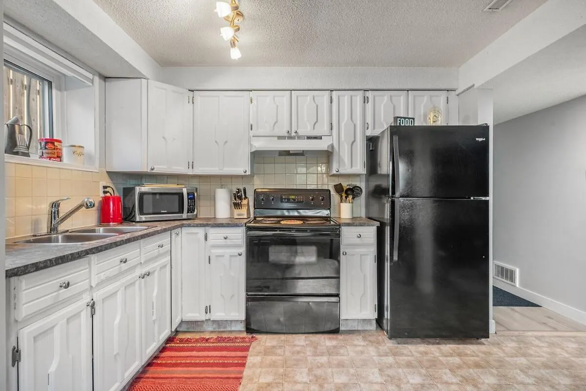 Modern 3 Bedroom Suite Near Downtown & Stampede Grounds Calgary