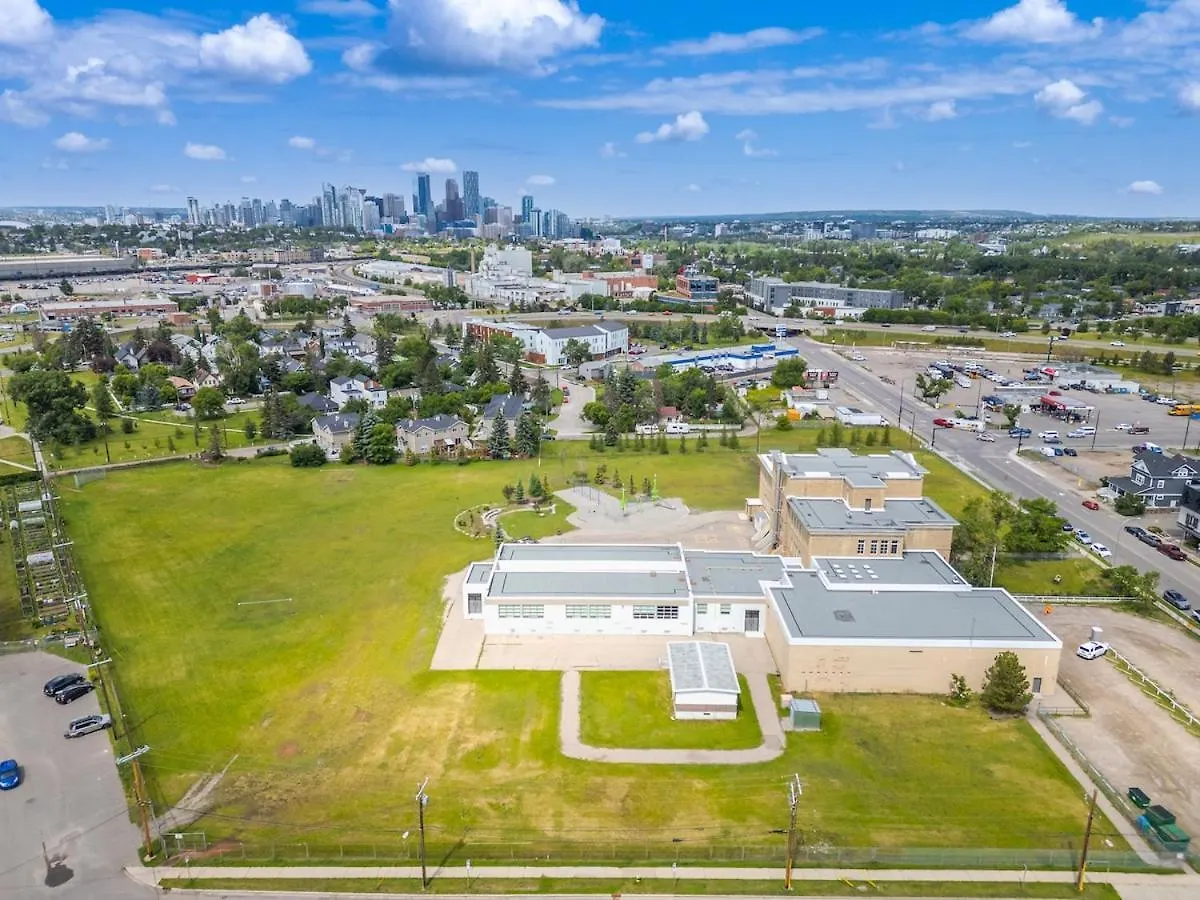 Modern 3 Bedroom Suite Near Downtown & Stampede Grounds Calgary Canada
