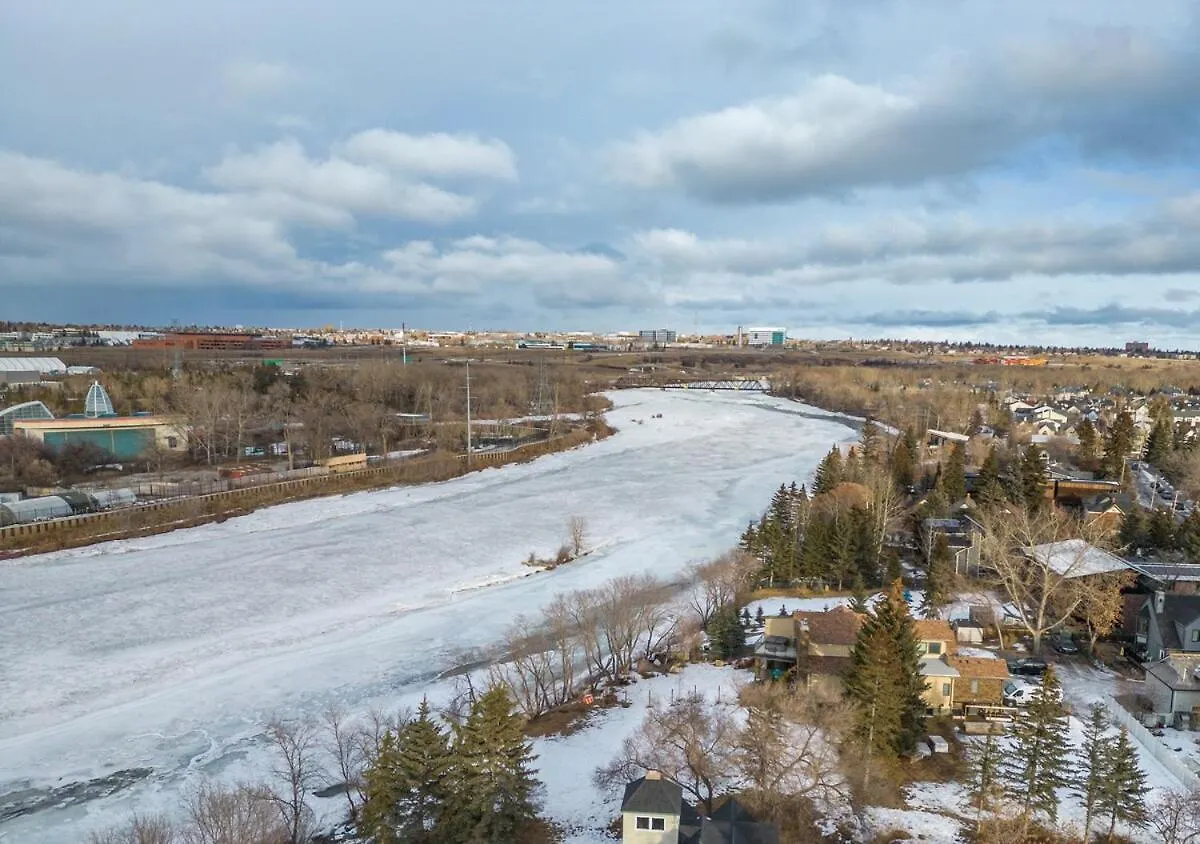 Modern 3 Bedroom Suite Near Downtown & Stampede Grounds Calgary Canada