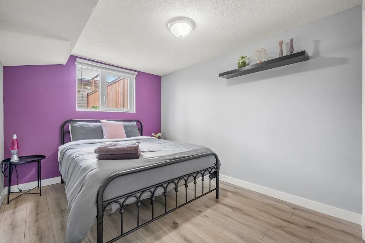 Modern 3 Bedroom Suite Near Downtown & Stampede Grounds Calgary