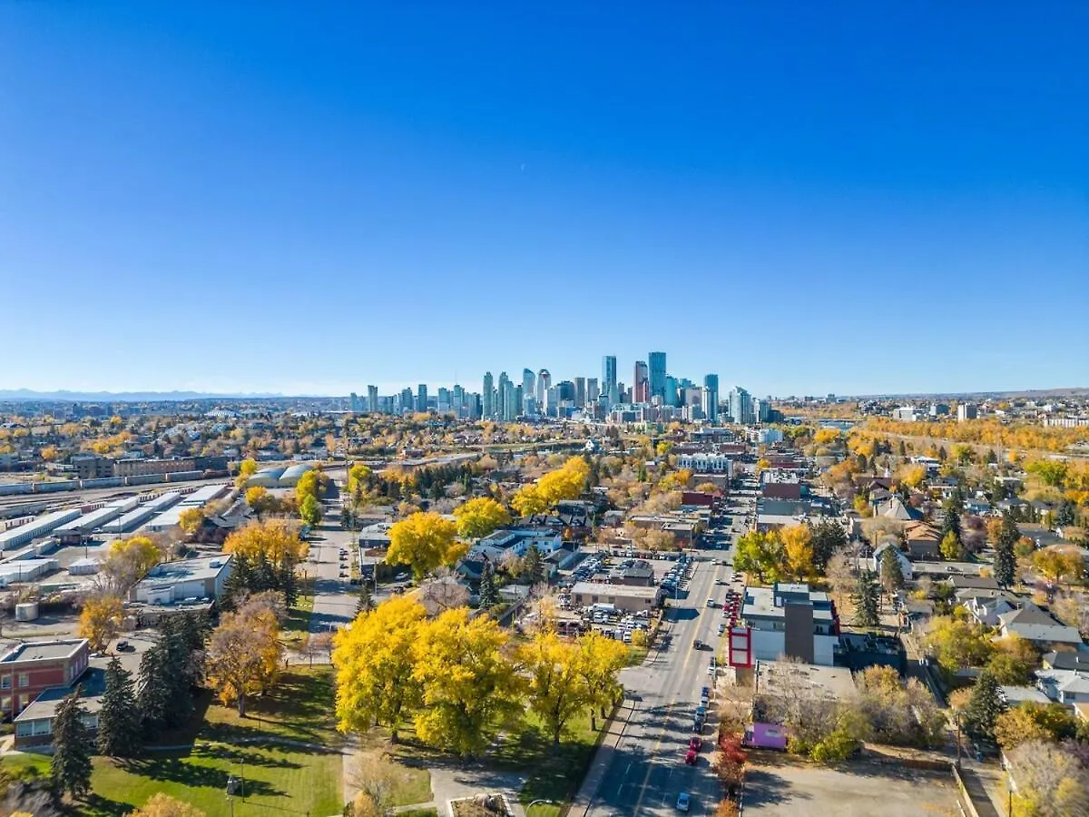 Modern 3 Bedroom Suite Near Downtown & Stampede Grounds Calgary Apartment