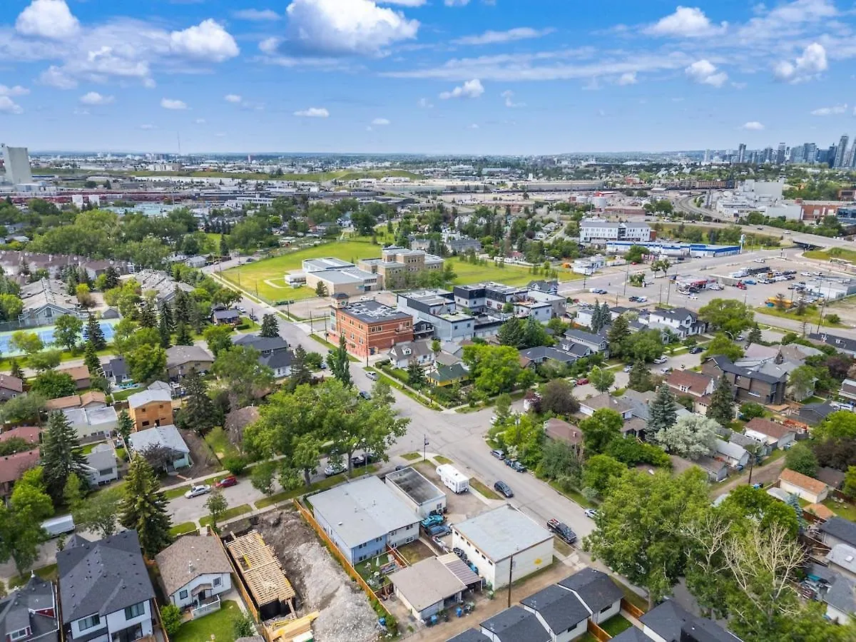 Modern 3 Bedroom Suite Near Downtown & Stampede Grounds Calgary