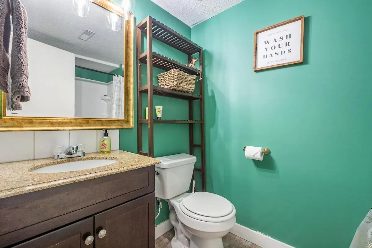 Modern 3 Bedroom Suite Near Downtown & Stampede Grounds Calgary 0*,  Canada