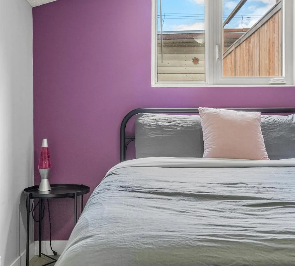 Modern 3 Bedroom Suite Near Downtown & Stampede Grounds Calgary Apartment