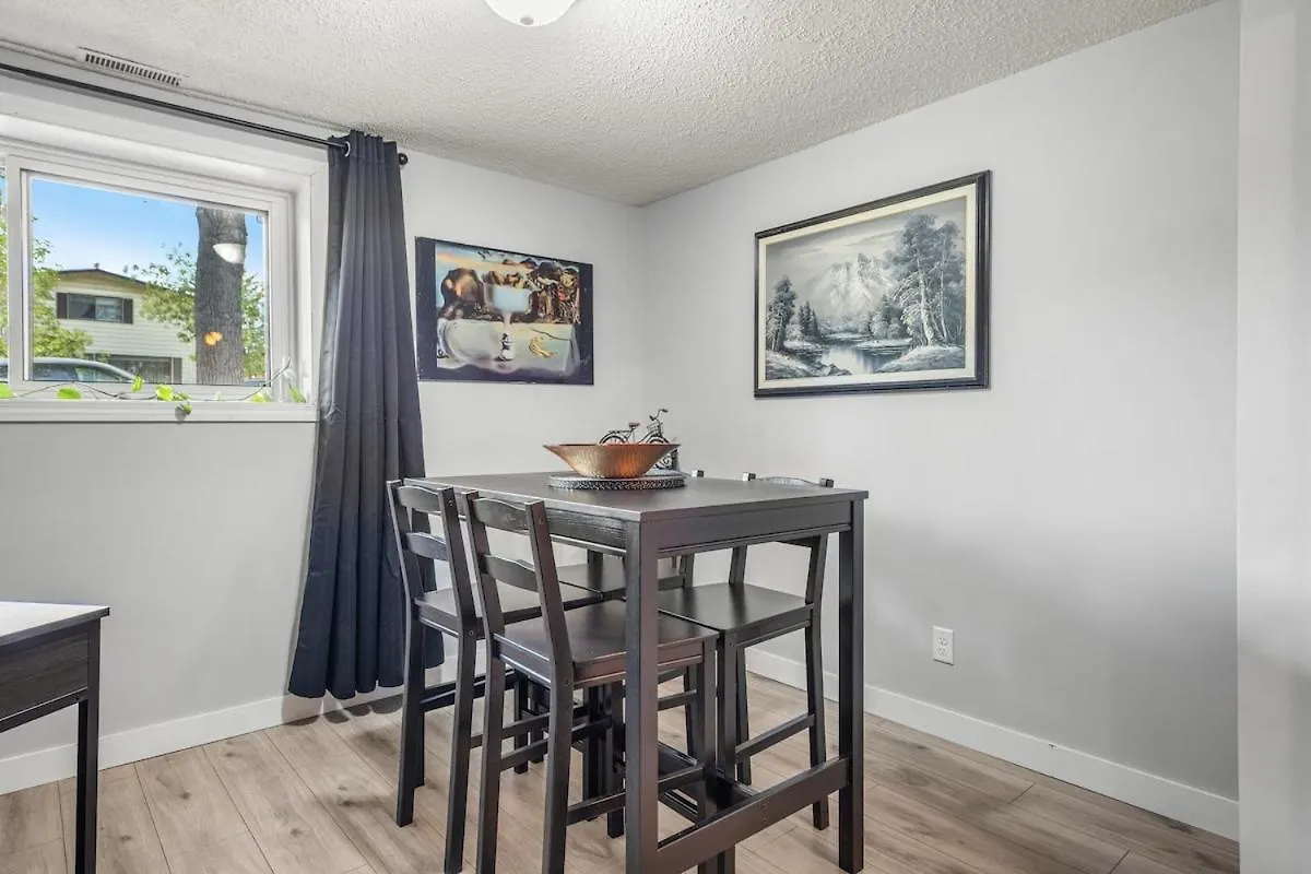Modern 3 Bedroom Suite Near Downtown & Stampede Grounds Calgary