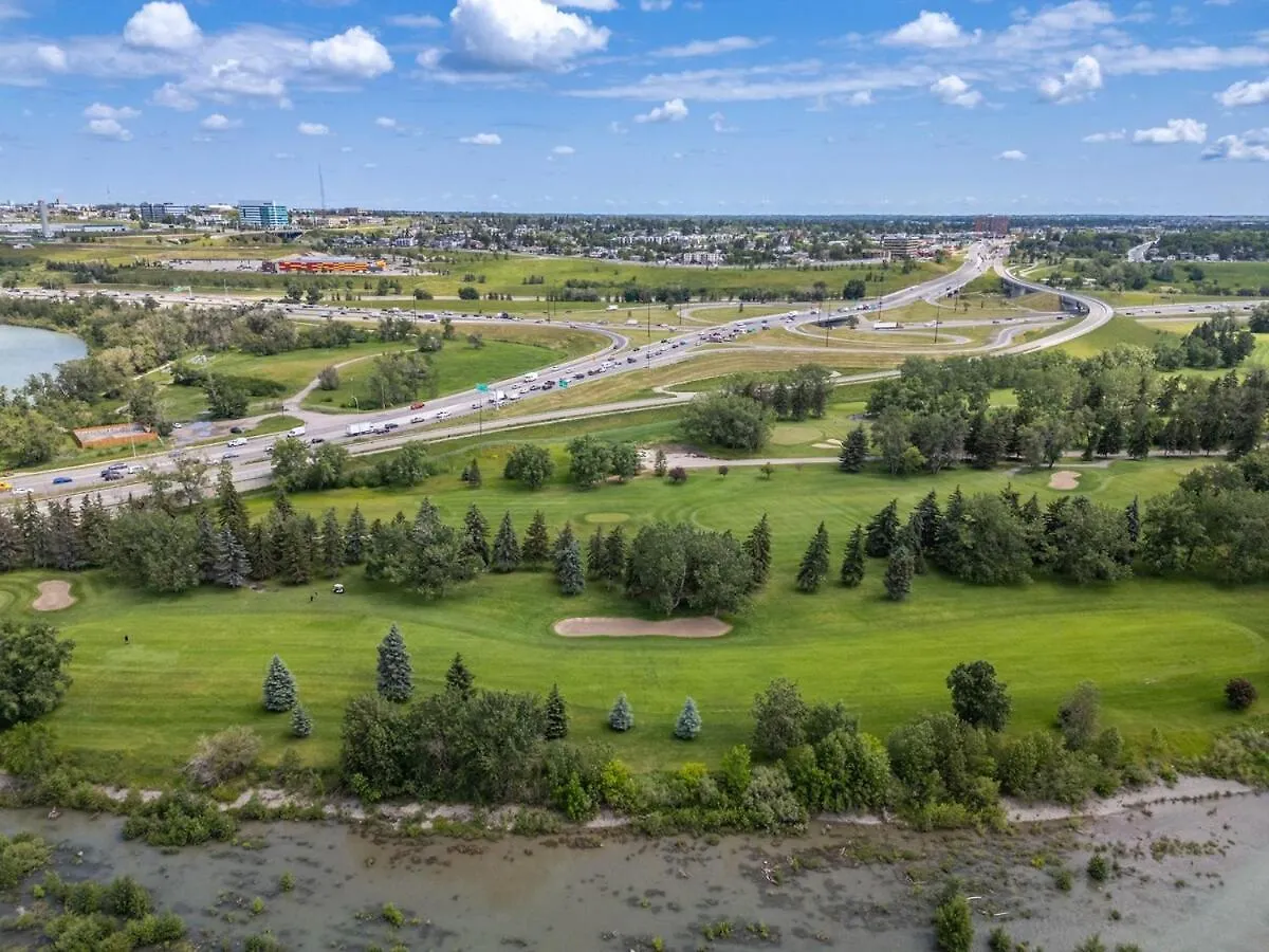 Modern 3 Bedroom Suite Near Downtown & Stampede Grounds Calgary Apartment