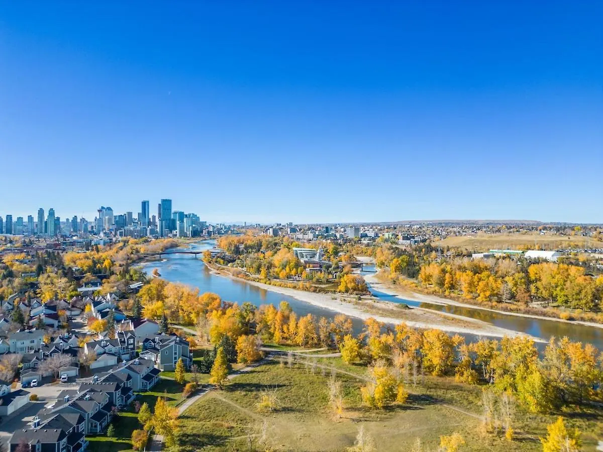Modern 3 Bedroom Suite Near Downtown & Stampede Grounds Calgary