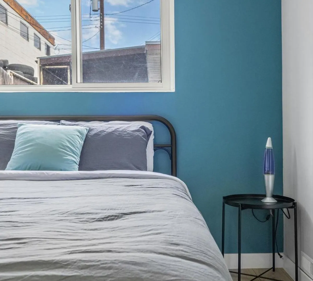 Modern 3 Bedroom Suite Near Downtown & Stampede Grounds Calgary Apartment
